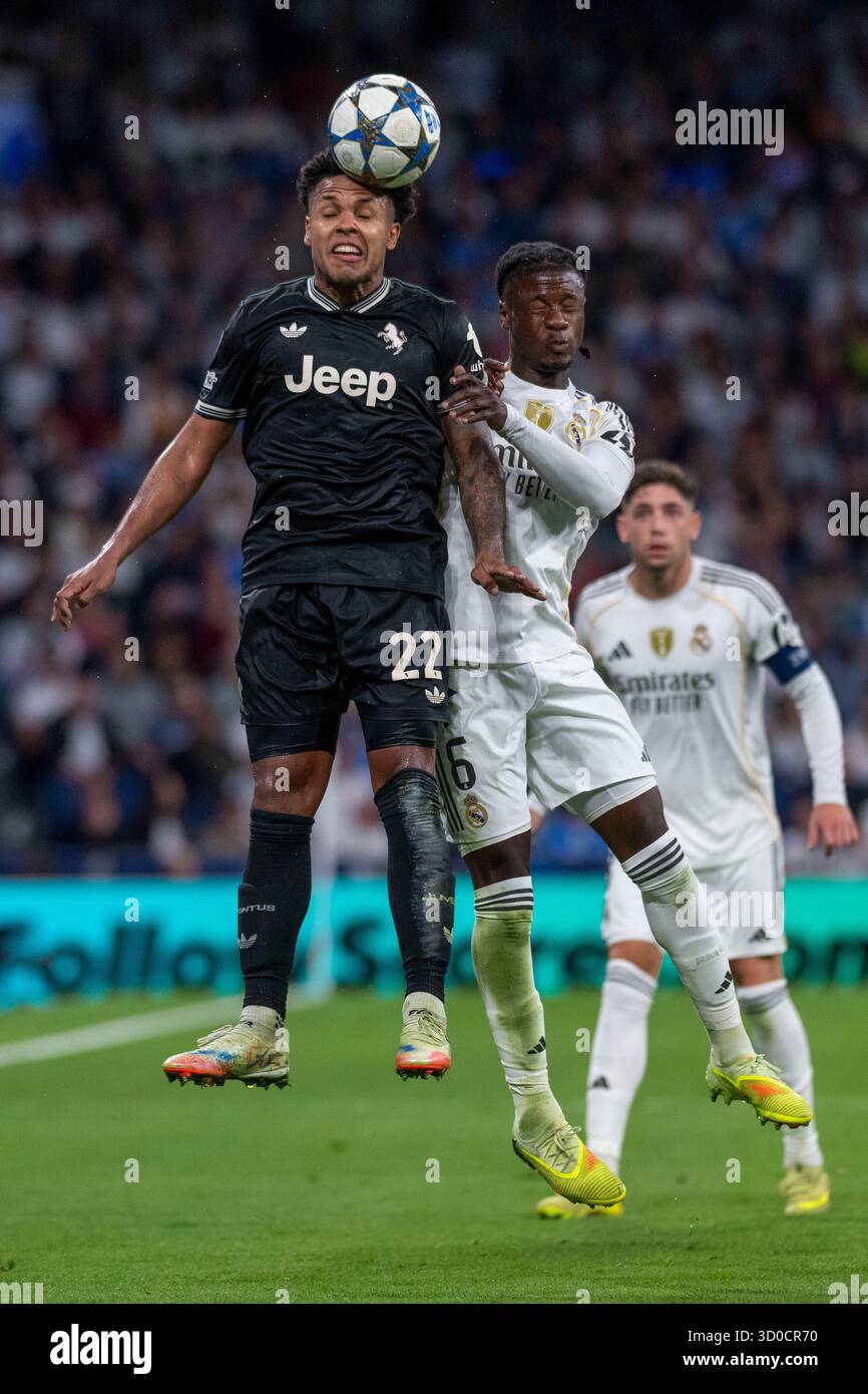 Madrid, Madrid, Espagne. 23 octobre 2025. WESTON MCKENNIE de la Juventus de Turin et EDUARDO Camevinga du Real Madrid CF en action lors du match de la troisième journée de la phase de groupes de la Ligue des Champions de l'UEFA 2025/26 opposant LE REAL MADRID C.F. contre LA JUVENTUS DE TURIN, joué au stade Santiago Bernabeu le 22 octobre 2025 à Madrid, Espagne. (Crédit image : © Oscar Manuel Sanchez/ZUMA Press Wire) USAGE ÉDITORIAL SEULEMENT ! Non destiné à UN USAGE commercial ! Banque D'Images Madrid, Madrid, Espagne. 23 octobre 2025. WESTON MCKENNIE de la Juventus de Turin et EDUARDO Camevinga du Real Madrid CF en action lors du match de la troisième journée de la phase de groupes de la Ligue des Champions de l'UEFA 2025/26 opposant LE REAL MADRID C.F. contre LA JUVENTUS DE TURIN, joué au stade Santiago Bernabeu le 22 octobre 2025 à Madrid, Espagne. (Crédit image : © Oscar Manuel Sanchez/ZUMA Press Wire) USAGE ÉDITORIAL SEULEMENT ! Non destiné à UN USAGE commercial ! Banque D'Images