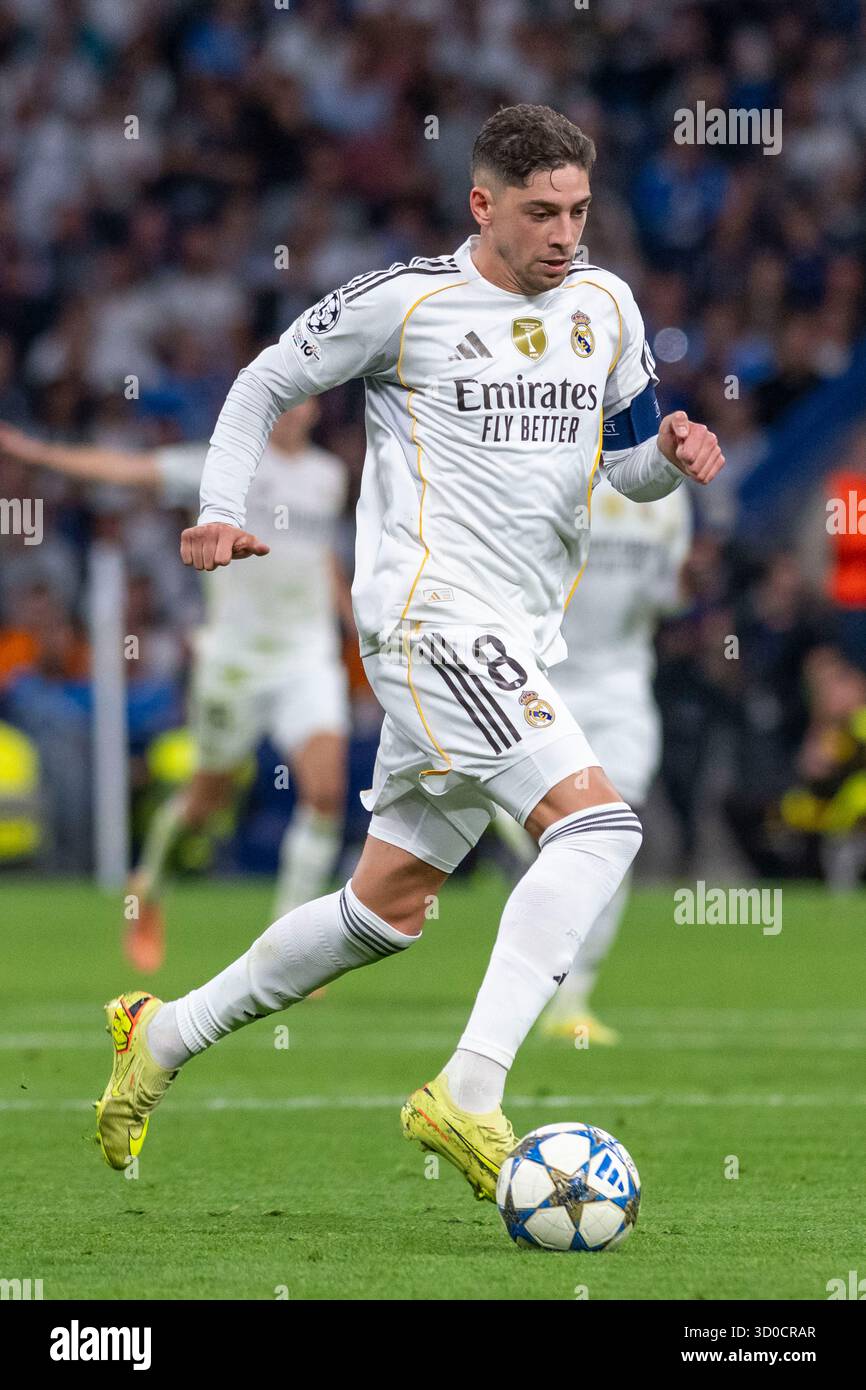 Madrid, Madrid, Espagne. 23 octobre 2025. FEDERICO VALVERDE du Real Madrid CF en action lors du match de la troisième journée de la phase de groupes de l'UEFA Champions League 2025/26 entre LE REAL MADRID C.F. et LA JUVENTUS DE TURIN, joué au stade Santiago Bernabeu le 22 octobre 2025 à Madrid, Espagne. (Crédit image : © Oscar Manuel Sanchez/ZUMA Press Wire) USAGE ÉDITORIAL SEULEMENT ! Non destiné à UN USAGE commercial ! Banque D'Images Madrid, Madrid, Espagne. 23 octobre 2025. FEDERICO VALVERDE du Real Madrid CF en action lors du match de la troisième journée de la phase de groupes de l'UEFA Champions League 2025/26 entre LE REAL MADRID C.F. et LA JUVENTUS DE TURIN, joué au stade Santiago Bernabeu le 22 octobre 2025 à Madrid, Espagne. (Crédit image : © Oscar Manuel Sanchez/ZUMA Press Wire) USAGE ÉDITORIAL SEULEMENT ! Non destiné à UN USAGE commercial ! Banque D'Images