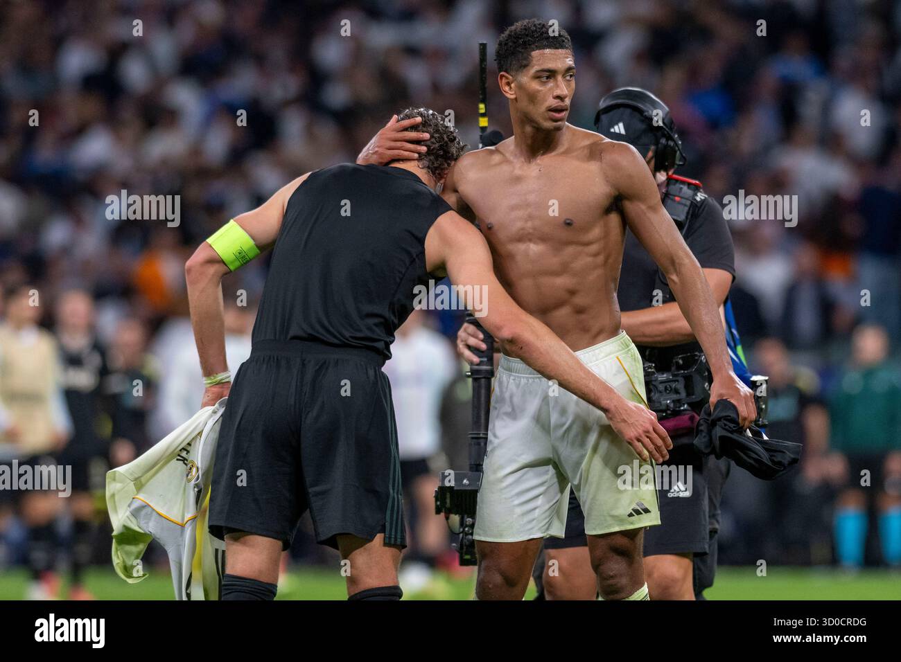 Madrid, Madrid, Espagne. 23 octobre 2025. JUDE BELLINGHAM du Real Madrid CF a échangé de maillots avec MANUEL LOCATELLI de la Juventus de Turin lors du match de la troisième journée de la phase de groupes de la Ligue des champions de l'UEFA 2025/26 opposant LE REAL MADRID C.F. contre LA JUVENTUS DE TURIN, joué au stade Santiago Bernabeu le 22 octobre 2025 à Madrid, Espagne. (Crédit image : © Oscar Manuel Sanchez/ZUMA Press Wire) USAGE ÉDITORIAL SEULEMENT ! Non destiné à UN USAGE commercial ! Banque D'Images Madrid, Madrid, Espagne. 23 octobre 2025. JUDE BELLINGHAM du Real Madrid CF a échangé de maillots avec MANUEL LOCATELLI de la Juventus de Turin lors du match de la troisième journée de la phase de groupes de la Ligue des champions de l'UEFA 2025/26 opposant LE REAL MADRID C.F. contre LA JUVENTUS DE TURIN, joué au stade Santiago Bernabeu le 22 octobre 2025 à Madrid, Espagne. (Crédit image : © Oscar Manuel Sanchez/ZUMA Press Wire) USAGE ÉDITORIAL SEULEMENT ! Non destiné à UN USAGE commercial ! Banque D'Images
