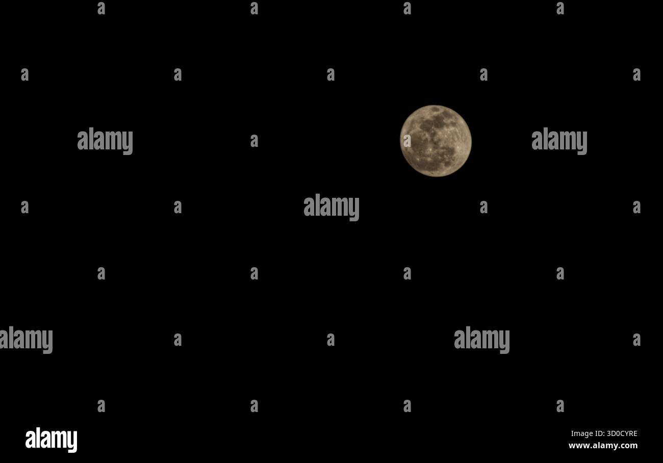 Golden Full Moon illumine le ciel nocturne au-dessus de Quiet Black Horizon Banque D'Images