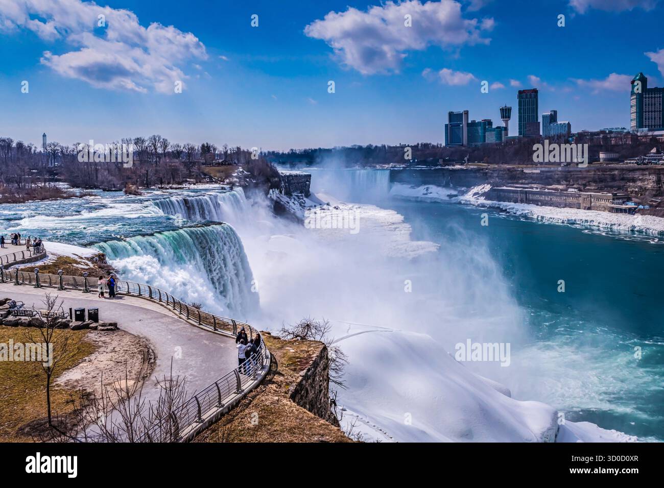 Niagara Fall, NY États-Unis - 19 mars 2019 : les visiteurs admirent la vue magnifique depuis les chutes américaines, du côté américain des chutes du Niagara. Banque D'Images