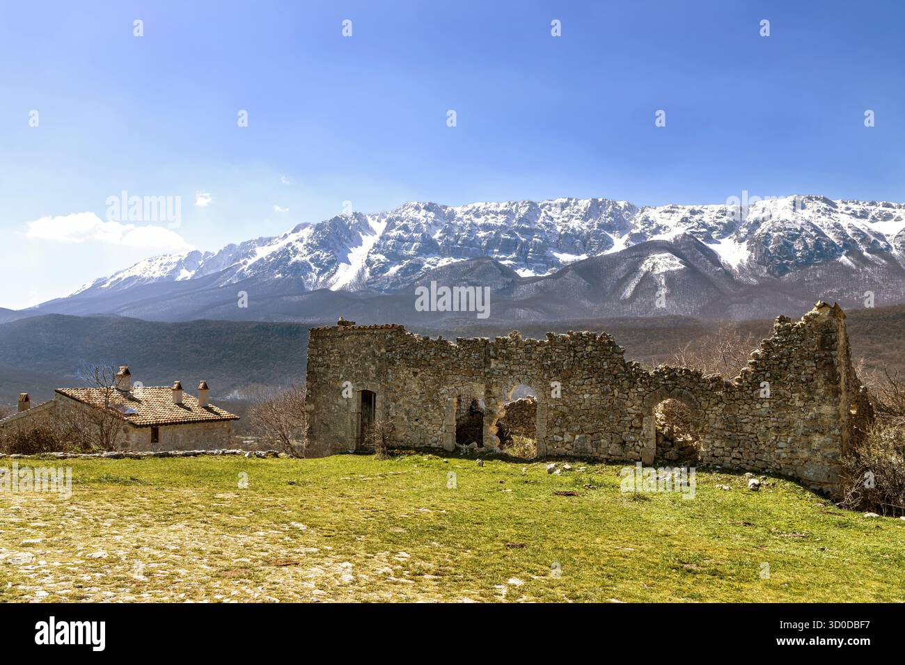 Italie, Abruzzes, village de montagne abandonné, Pagliare di Tione Banque D'Images