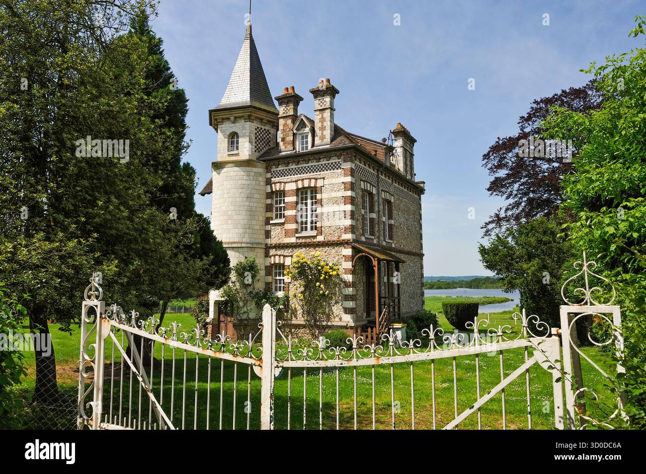 Hôtel particulier au bord de l'étang de la Grand-Mare, Marais Vernier, Parc naturel régional des boucles de la Seine normande, département de l'Eure, région Normandie, France, UE Banque D'Images