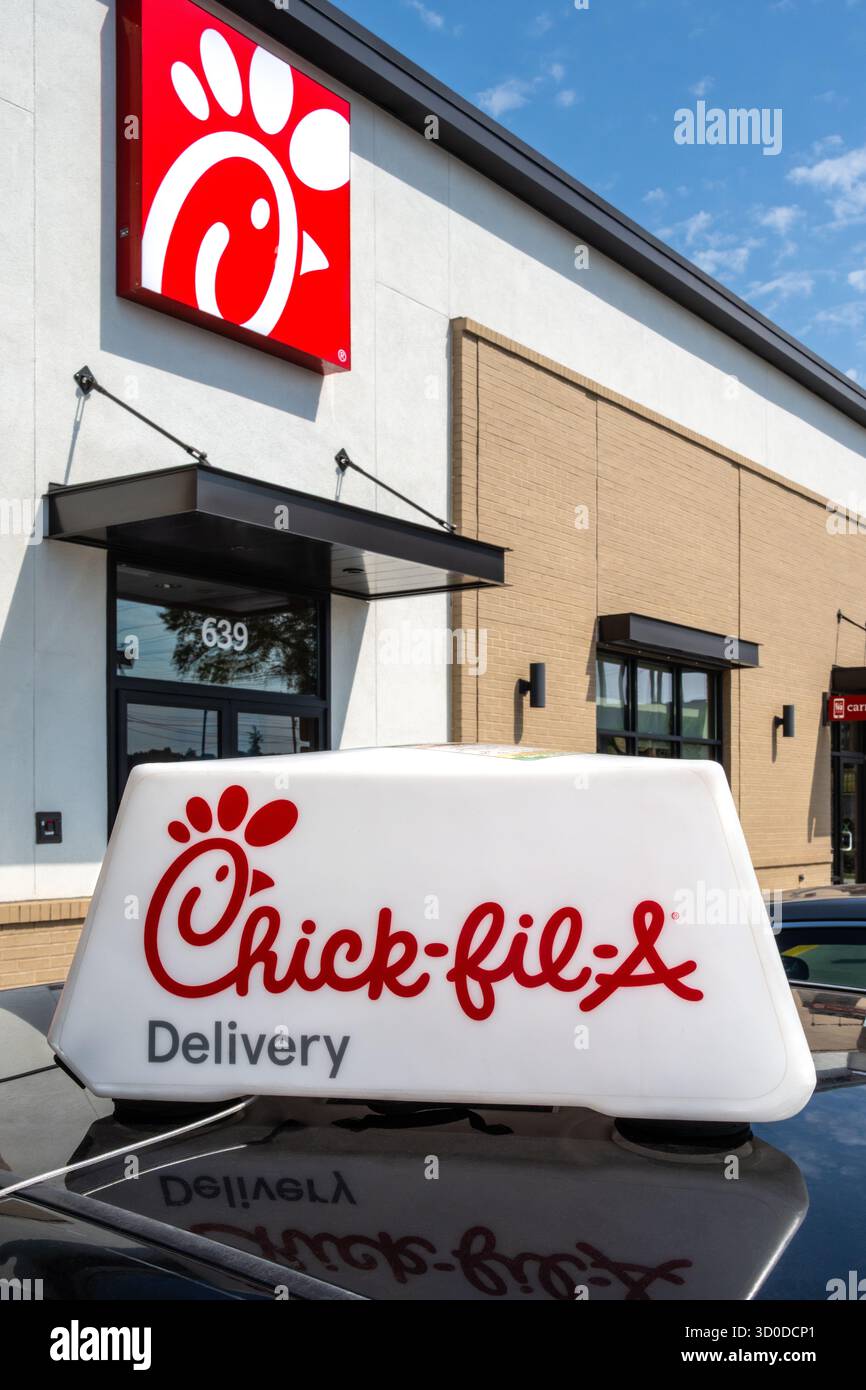 Véhicule de livraison Chick-fil-A devant un nouveau restaurant Chick-fil-A à Phenix City, Alabama. (ÉTATS-UNIS) Banque D'Images