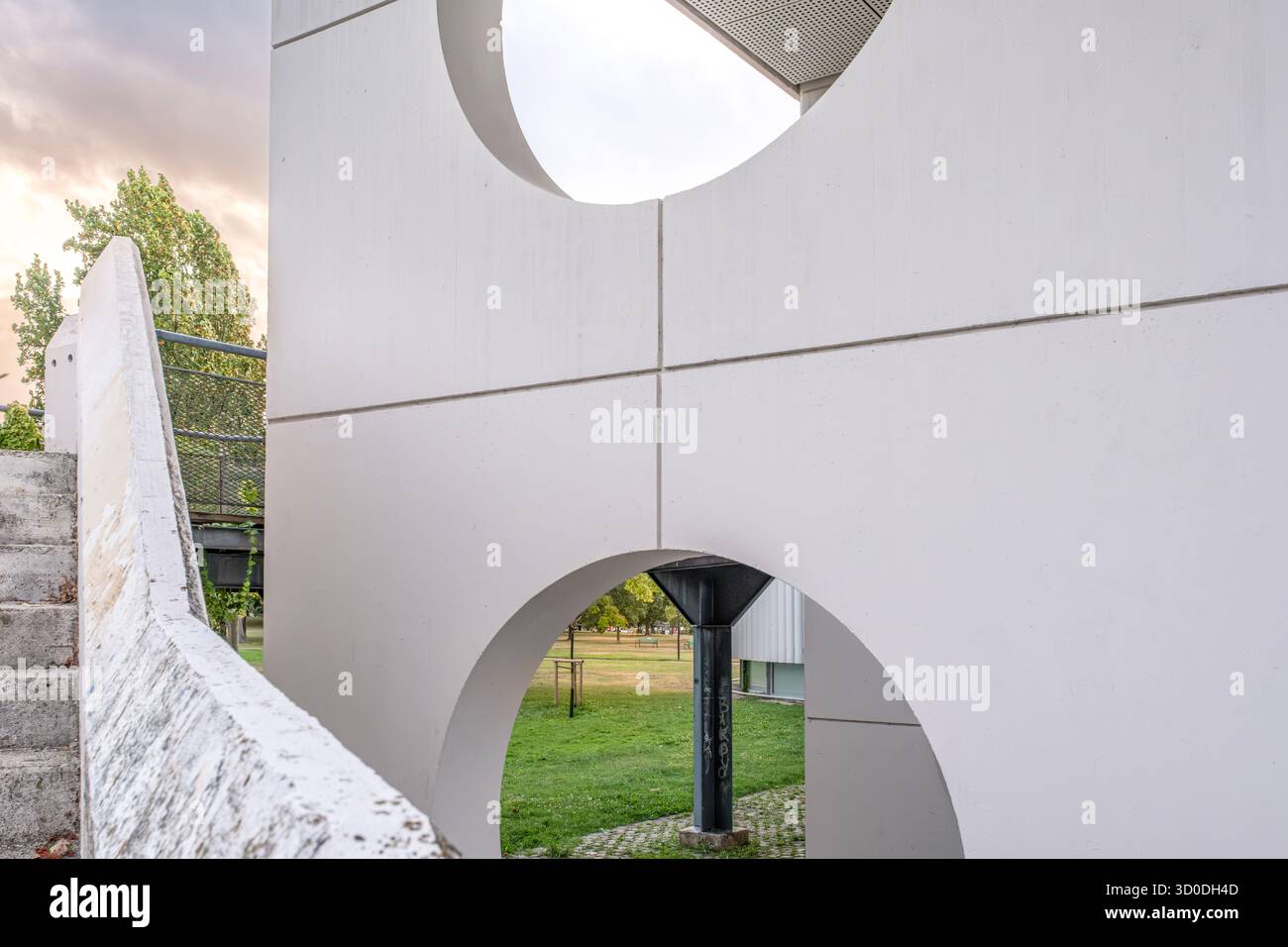 Architecture blanche moderne avec de grandes ouvertures circulaires, design géométrique épuré, vue à travers Arch jusqu'à Green Park, style minimaliste contemporain Banque D'Images