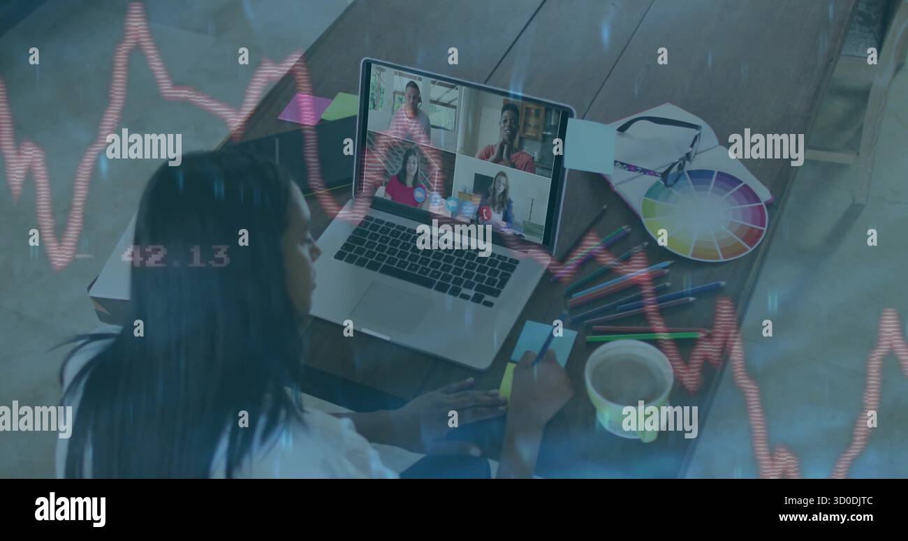 Écriture femme noire tapant note collante au bureau à domicile avec ordinateur portable et espace de copie de roue de couleur Banque D'Images