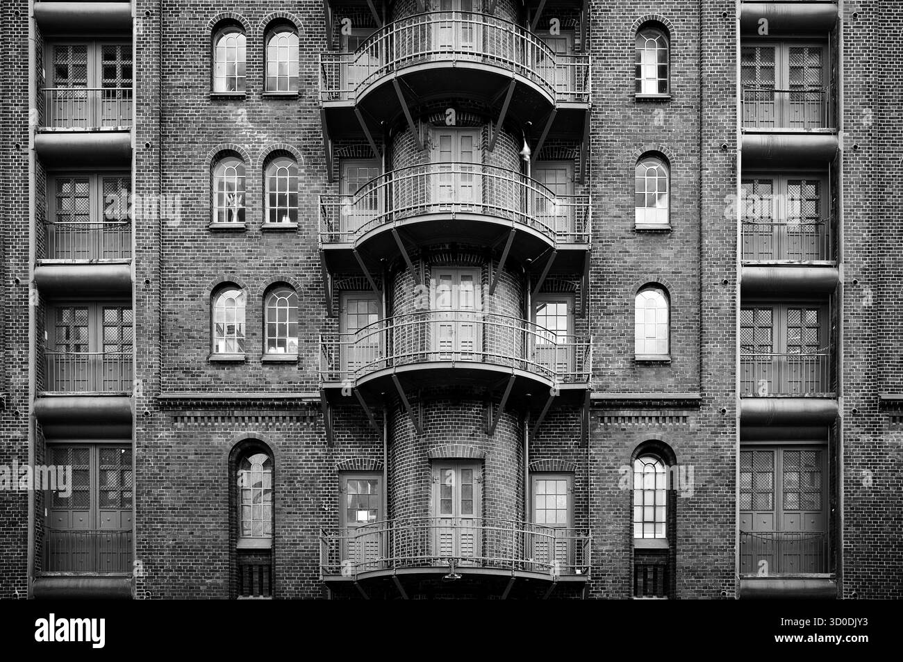 Bâtiments en briques avec balcons symétriques, entrepôts historiques à Hambourg, Speicherstadt, Allemagne Banque D'Images