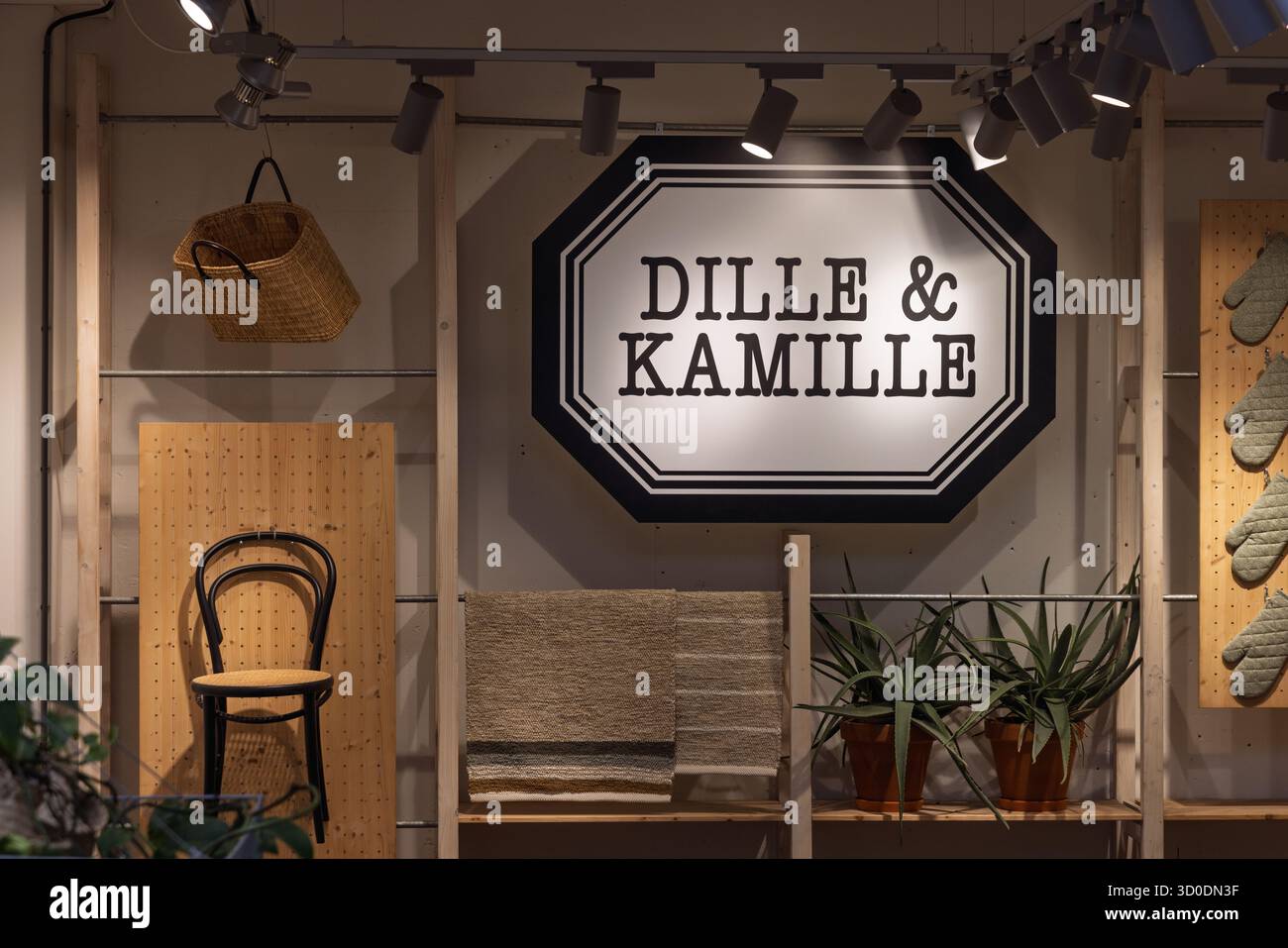 Vue intérieure d'un magasin Dille & Kamille, avec un logo bien visible, des matériaux naturels, un panier en osier, des plantes et des articles pour la maison. Amstelveen, Net Banque D'Images