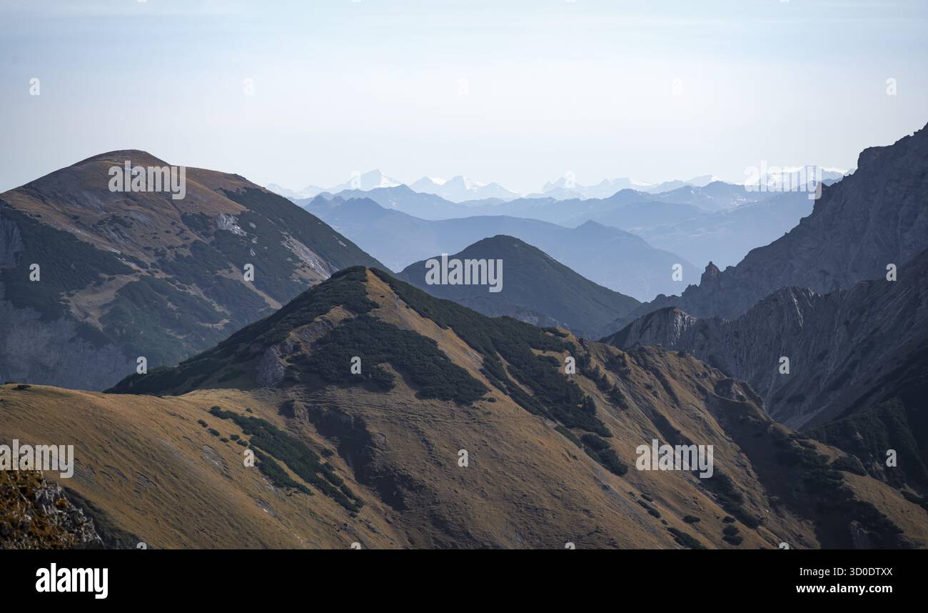 Paysage montagneux flou avec des collines, Karwendel oriental, Tyrol, Autriche Banque D'Images