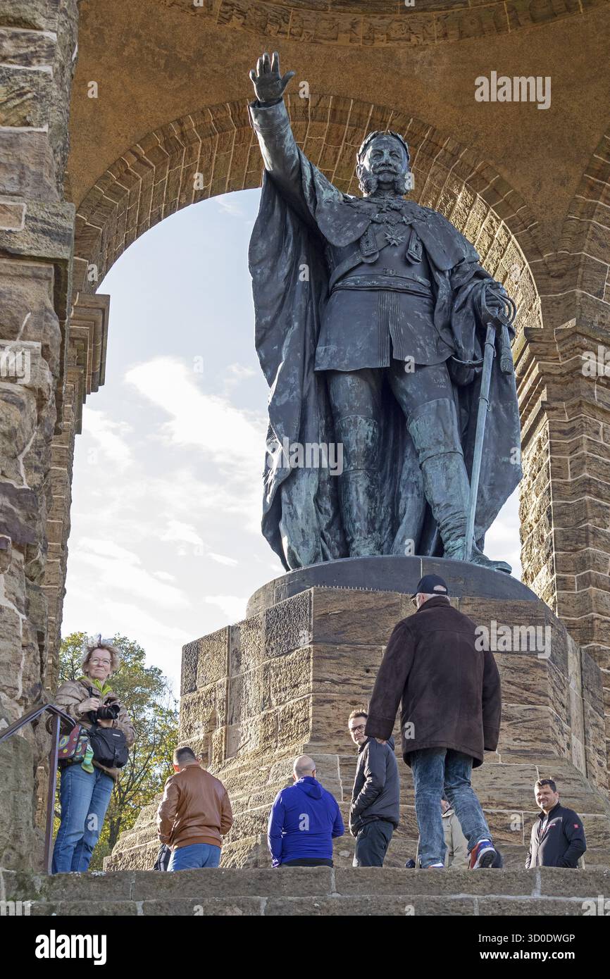 Statue, peuple, Mémorial Kaiser Wilhelm, Porta Westfalica, Rhénanie du Nord-Westphalie, Allemagne Banque D'Images Statue, peuple, Mémorial Kaiser Wilhelm, Porta Westfalica, Rhénanie du Nord-Westphalie, Allemagne Banque D'Images