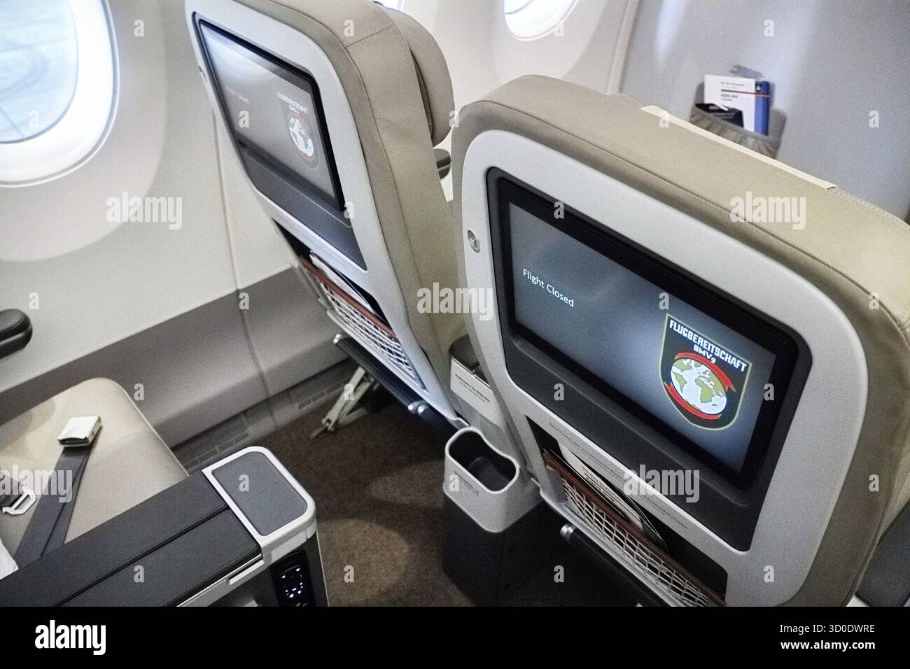 Préparation au vol de l'Airbus A350 du gouvernement fédéral Chancelier fédéral Premium Economyclass Banque D'Images Préparation au vol de l'Airbus A350 du gouvernement fédéral Chancelier fédéral Premium Economyclass Banque D'Images
