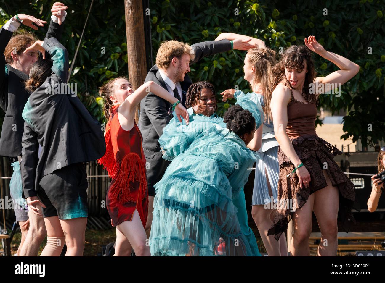 Ballet Cymru et Krystal S. Lowe DAUGHTERS OF THE SEA : une performance de narration de danse moderne sur le dos de Beyond Stage. Le Green Man Festival 2025. Photographie : Rob Watkins/Alamy Live News. INFO : Daughters of the Sea est une tapisserie de mots parlés multilingues, de danse dynamique et de soul, funk et de fusion de musique folk de Kizzy Crawford. Venez avec nous alors que nous racontons l’histoire de trois femmes de différents pays – une guerrière, une guérisseuse et une meneuse – voyageant pour trouver de nouvelles aventures jusqu’à ce qu’un ennemi surprenant les incite à se tenir ensemble et à se battre pour protéger la liberté de choisir. Banque D'Images