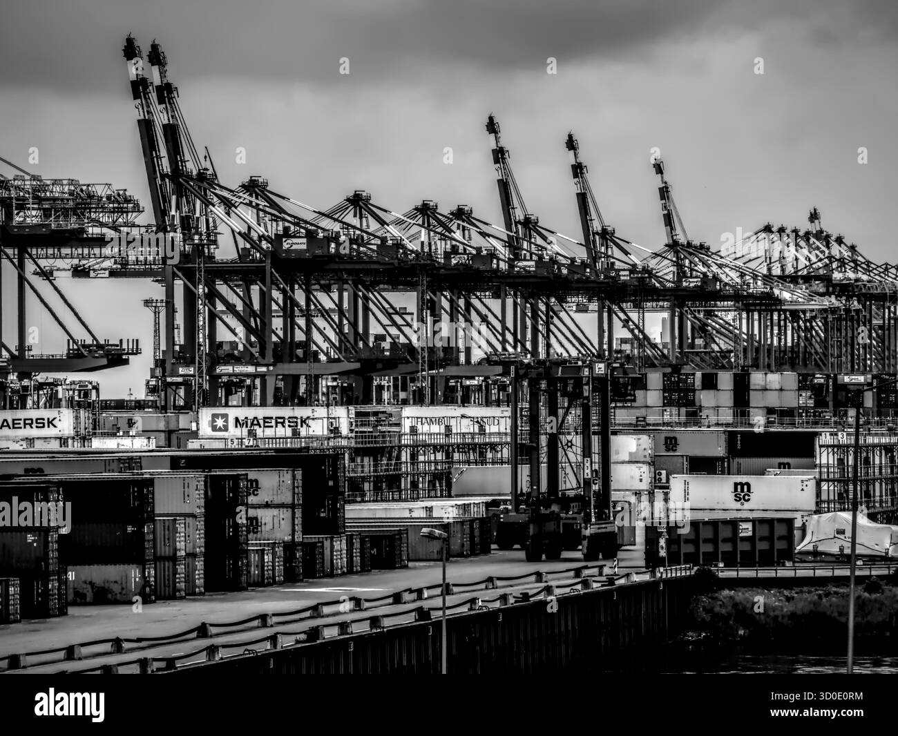 Station de chargement de conteneurs dans le port de Bremerhaven Banque D'Images
