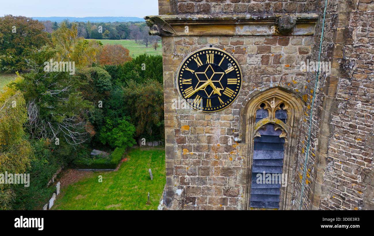 Vue aérienne de la tour de l'horloge de l'église St Mary montrant des chiffres romains, debout haut sur fond d'arbres verts, Leigh, Angleterre, United Kin Banque D'Images