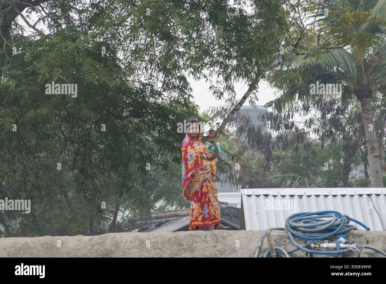 SUNDARBANS, BENGALE OCCIDENTAL, INDE - 16 FÉVRIER 2024 femmes sur la rive du delta du Gange, Brahmapoutre et Meghna Banque D'Images