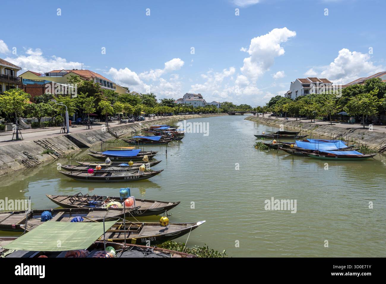 Hoi an Thu bon River Boats flottant sur la rive de la rivière. Hoi an, Vietnam Banque D'Images