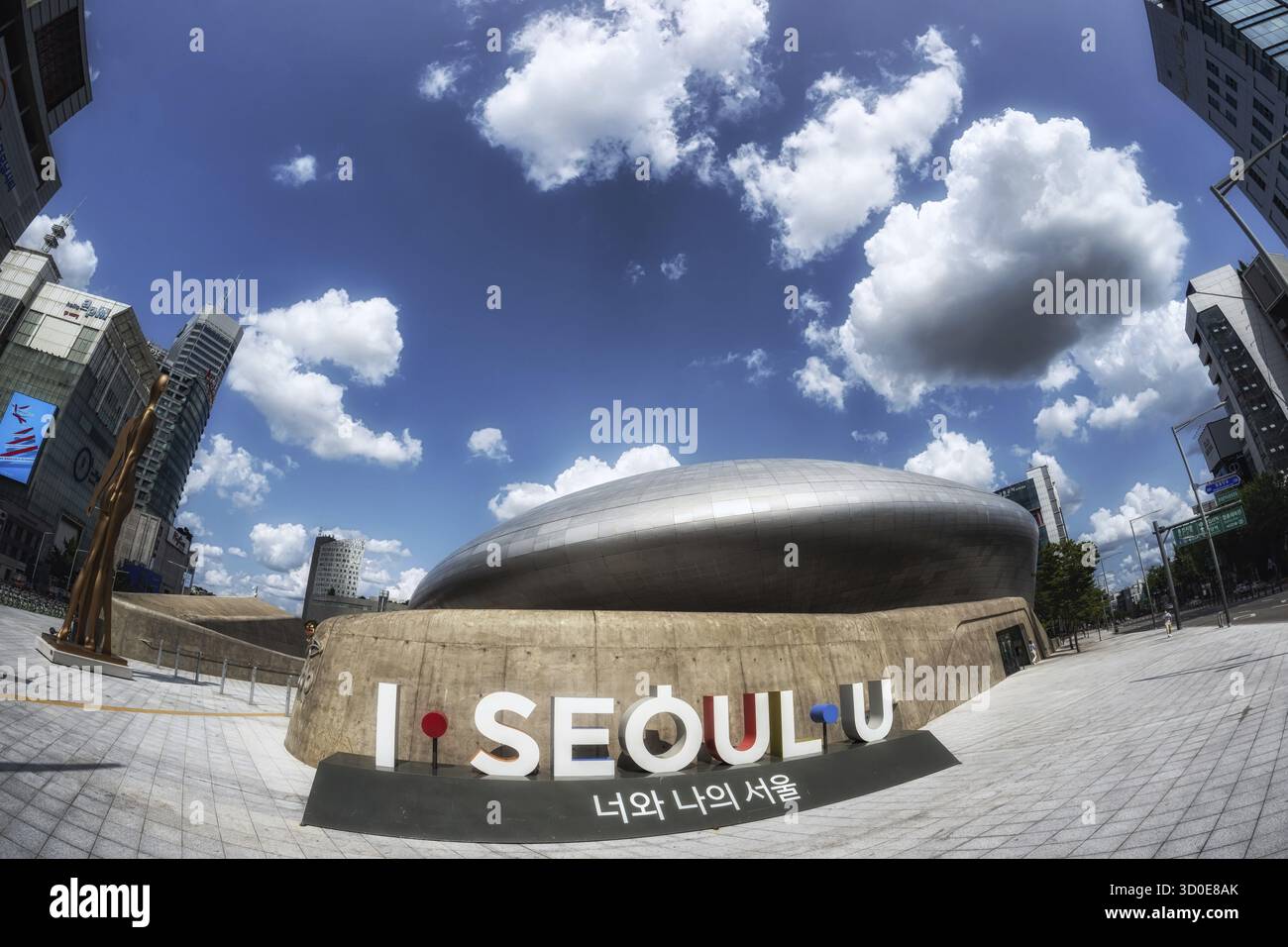 Dongdaemun design plaza et logo I seoul U. Un célèbre monument emblématique deisgned par Zaha Hadid. Situé à Séoul, en Corée du Sud. Prise sur 15 août 2021 Banque D'Images