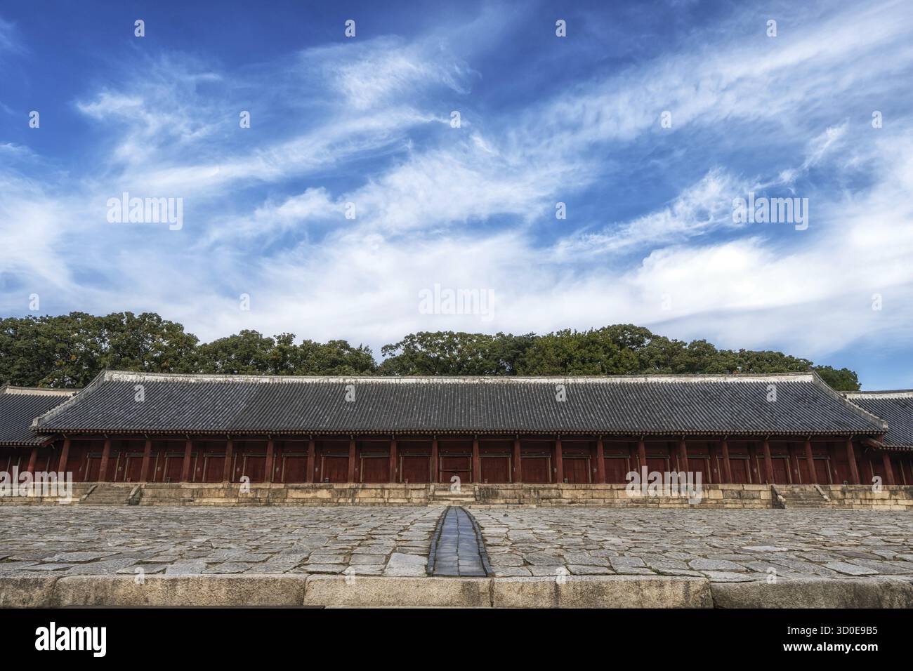 Jeongjeon la salle principale du sanctuaire Jongmyo à Séoul, Corée du Sud. Prise pendant la saison d'automne Banque D'Images