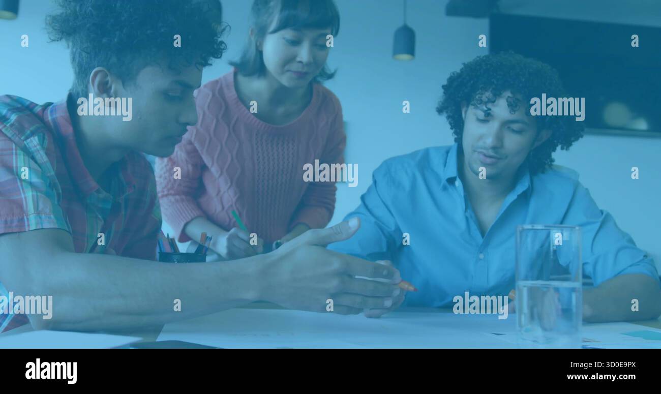 Équipe de dessin de trois documents d'examen dans le bureau, stylos porte-crayon porte-verres à eau moniteur Banque D'Images