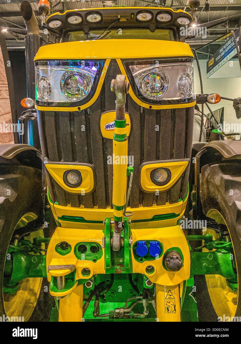 Gros plan de l'avant d'un grand tracteur jaune, sur le stand future of Food and Agriculture, au New Scientist Live 2025. Banque D'Images