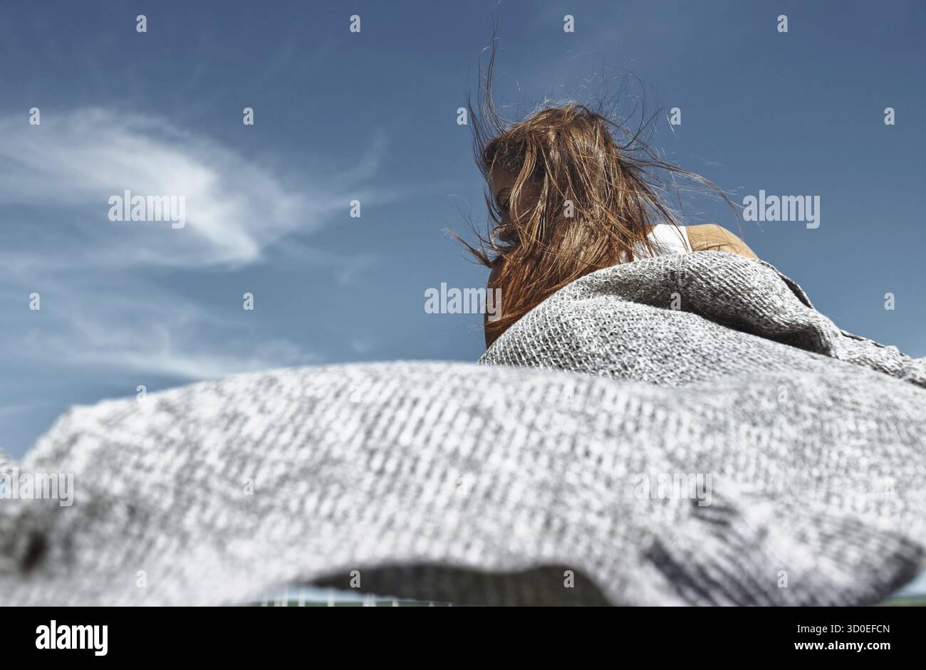 Happy woman dancing contre le ciel Banque D'Images