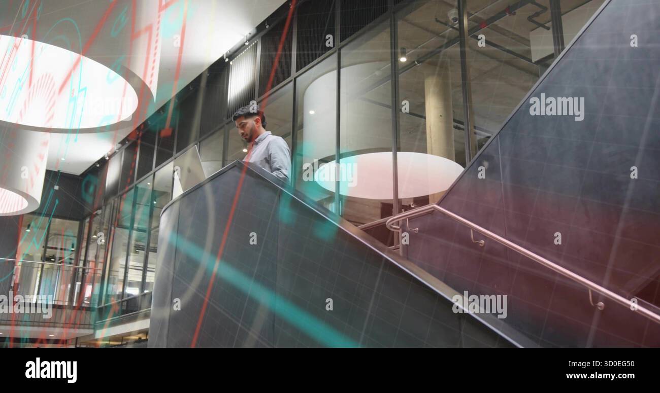 Debout sur un escalier mécanique incliné avec des panneaux rivetés, homme scannant un ordinateur portable avec des graphiques de données, espace de copie. Technologie, innovation, modernité, entreprise, bus Banque D'Images