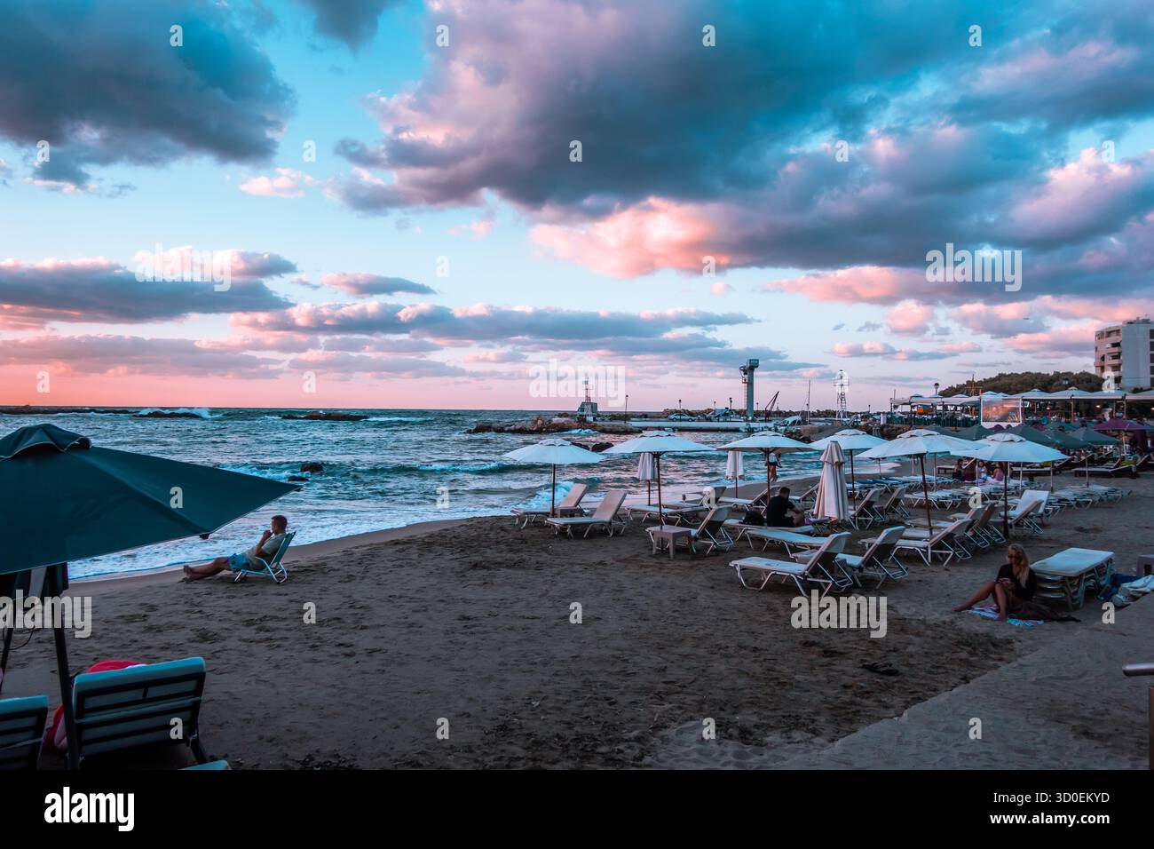 Coucher de soleil sur la plage de Nea Chora à la Canée (Crète), Grèce Banque D'Images