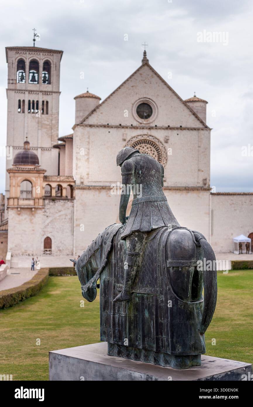 Statue en bronze du chevalier devant la basilique Saint François à assise, Ombrie, Italie, symbole d'humilité et de paix. Banque D'Images