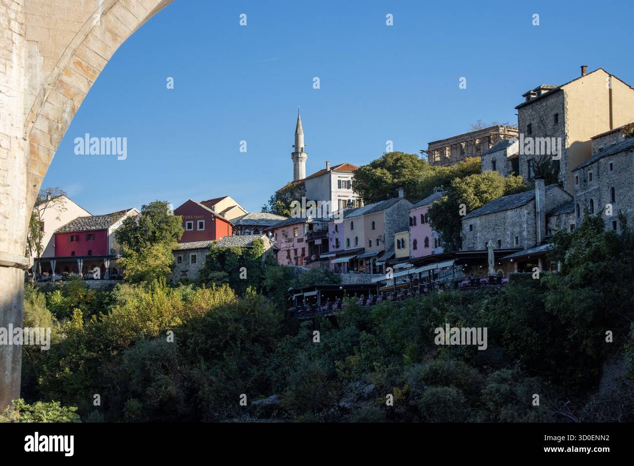 Bâtiments traditionnels dans la vieille ville historique de Mostar en Bosnie-Herzégovine, avec le célèbre Stari Most (Vieux Pont) au premier plan. Banque D'Images