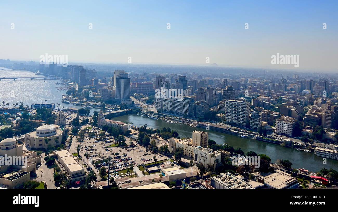 Vue panoramique aérienne du centre-ville du Caire avec le fleuve Nil et les gratte-ciel modernes sous un ciel bleu clair lors d'une journée ensoleillée en Egypte. - Image de stock capturée avec un smartphone