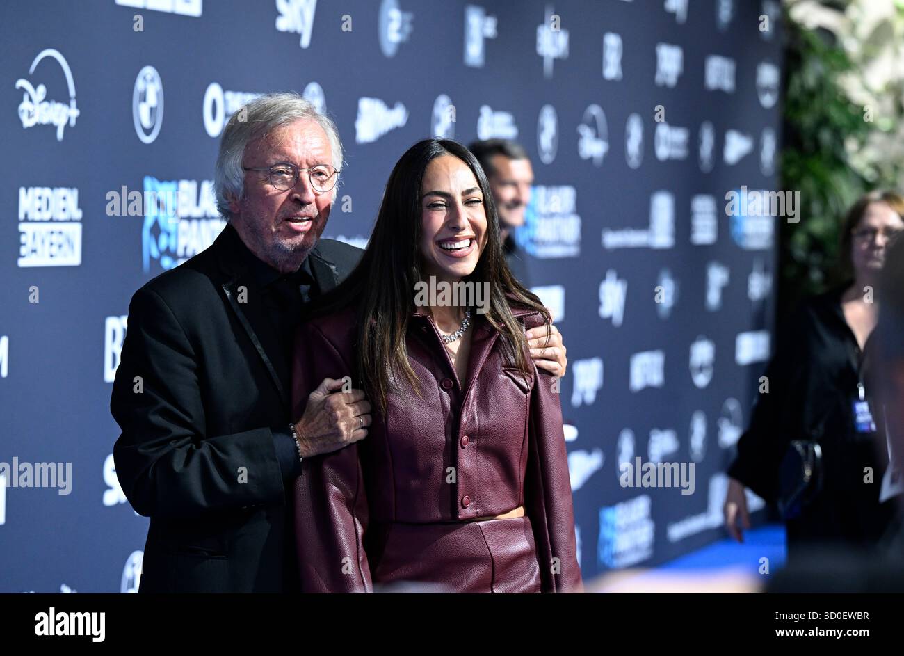 Munich, Allemagne. 22 octobre 2025. Werner Schulze-Erdel et Melissa Khalaj se tiennent debout sur le tapis bleu lors de la cérémonie de remise des prix de la télévision « Blue Panther » et du streaming au BMW Welt. Crédit : Felix Hörhager/dpa/Alamy Live News Banque D'Images