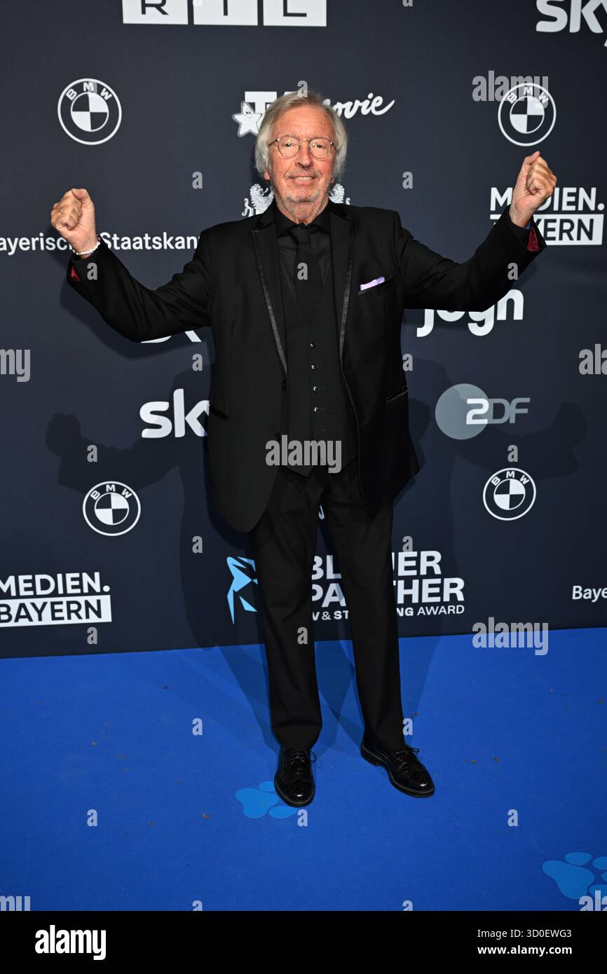 Munich, Allemagne. 22 octobre 2025. Werner Schulze-Erdel se tient debout sur le tapis bleu lors de la cérémonie de remise des prix de la télévision « Blue Panther » et du streaming au BMW Welt. Crédit : Felix Hörhager/dpa/Alamy Live News Banque D'Images