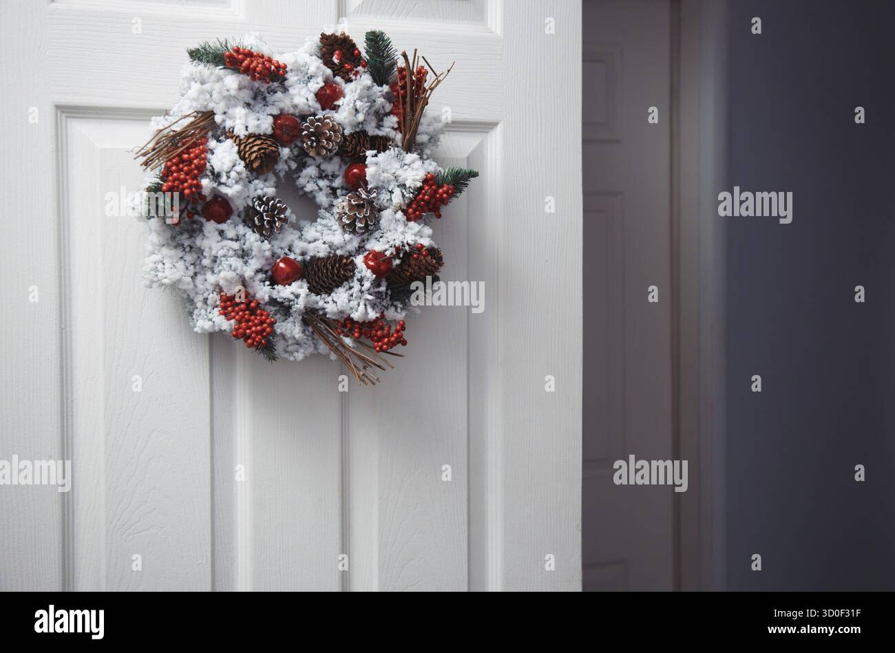 Porte Blanche avec couronne de Noël. Photo horizontale Banque D'Images