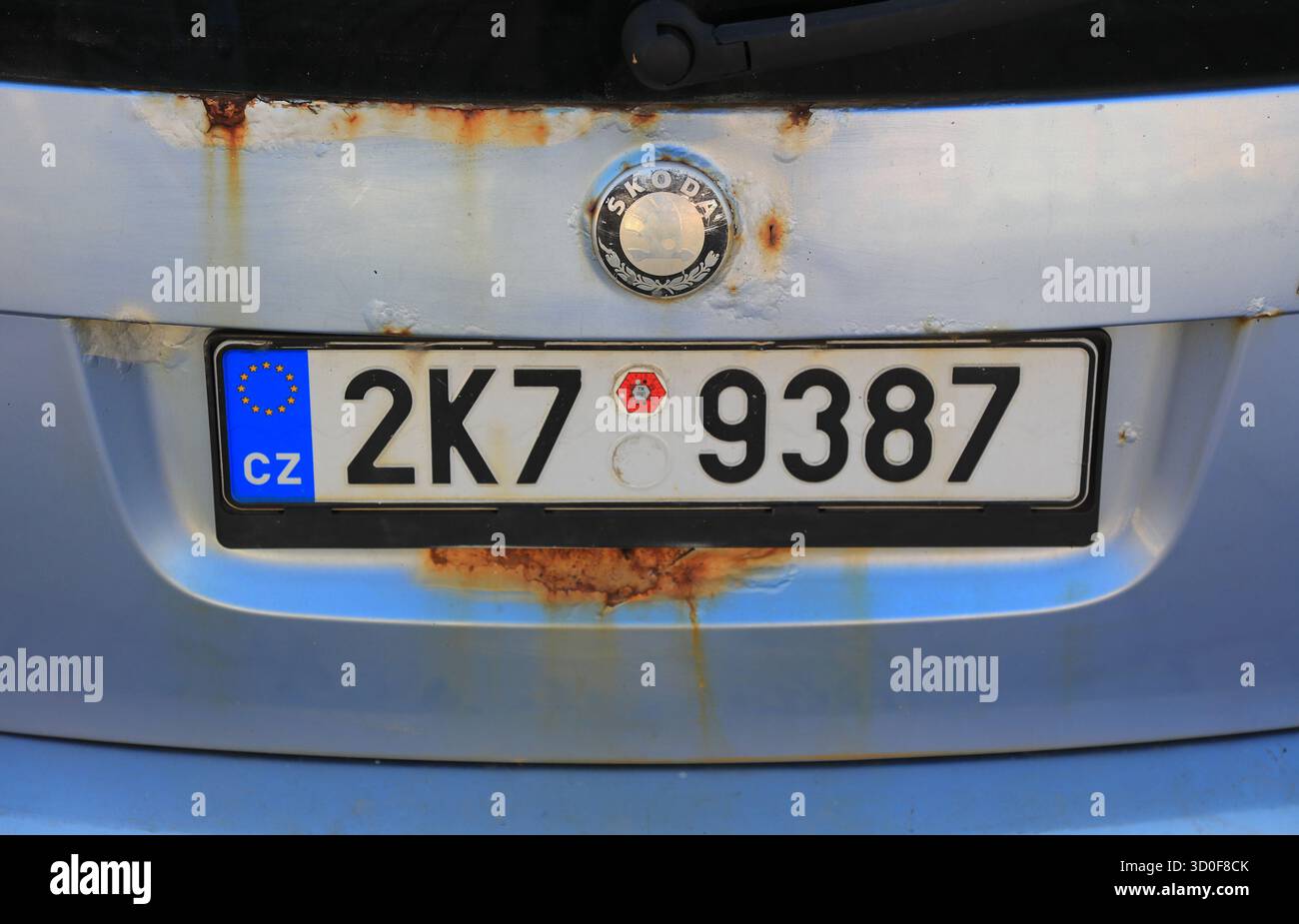 Voiture rouillée avec plaque d'immatriculation tchèque, Skoda, hayon, République tchèque (usage éditorial uniquement) Banque D'Images
