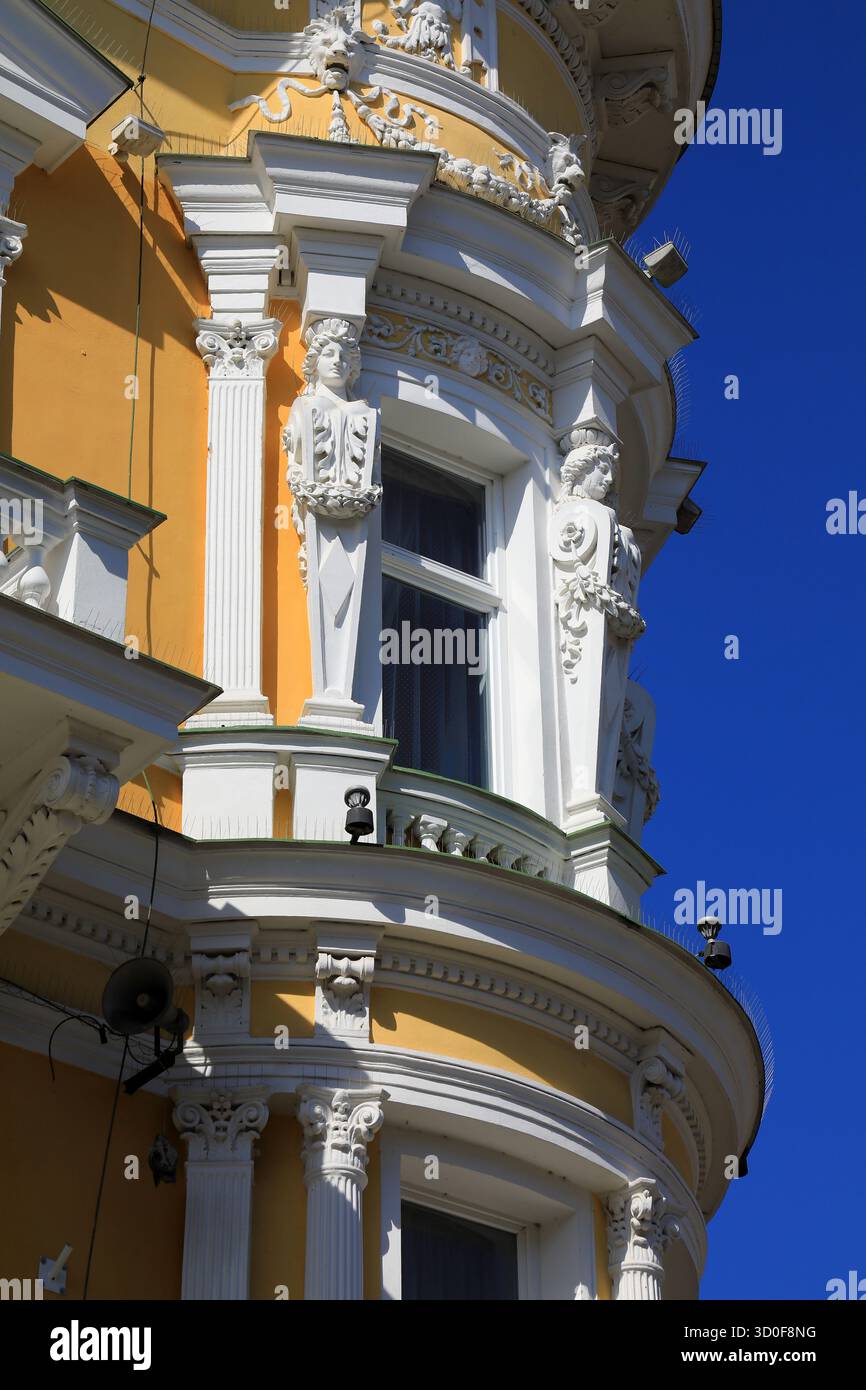 Détail de façade de l'Hôtel Savoy, Kurallee, bâtiment historique dans le style de Schönbrunn jaune, également jaune Habsbourg, jaune impérial, représentant Banque D'Images