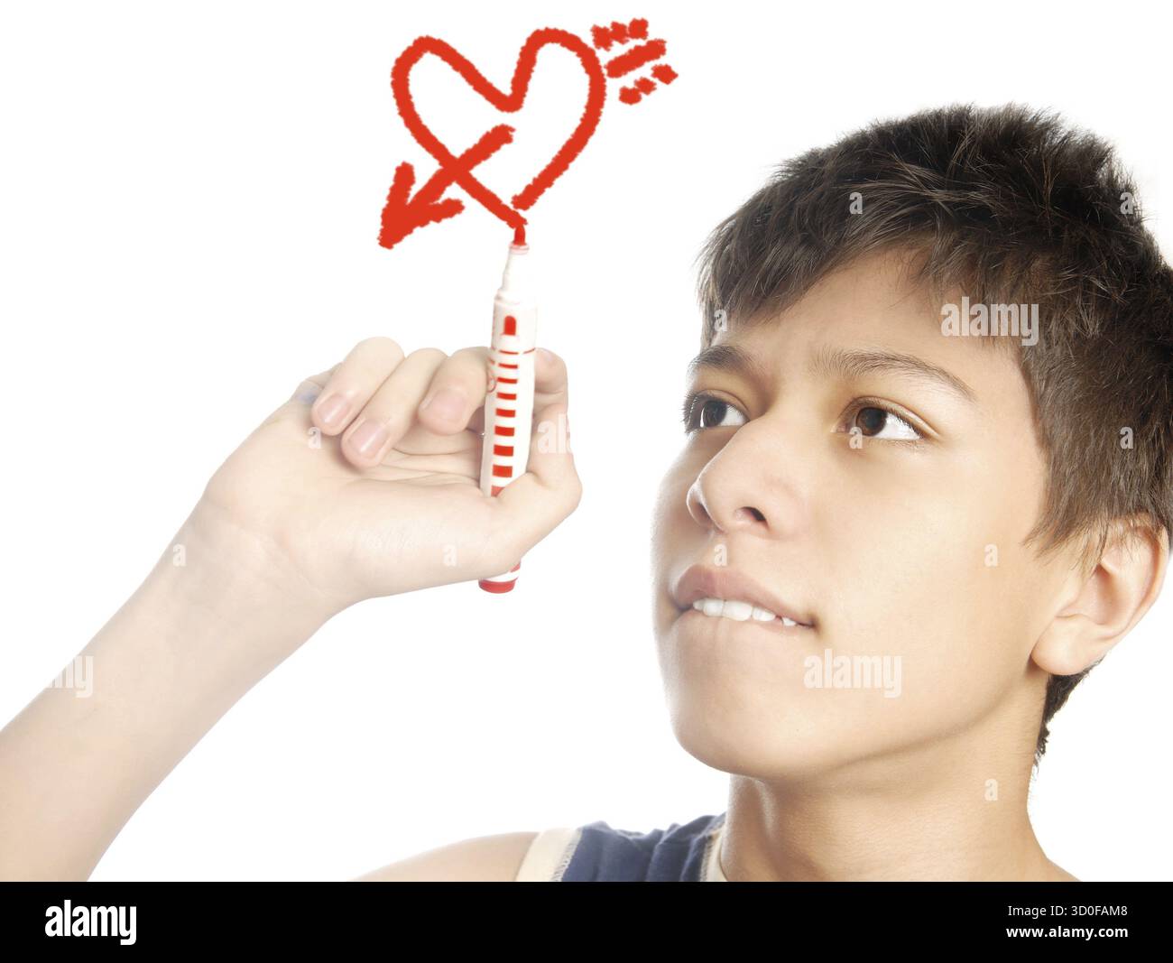 Garçon dessinant le cœur et la flèche comme un symbole de l'amour Banque D'Images