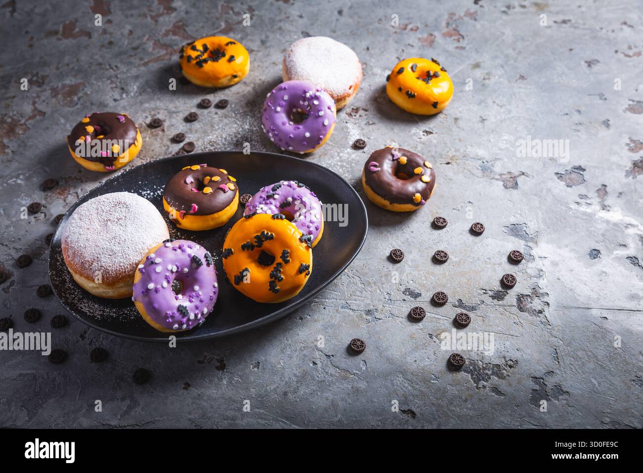Beignets d'Halloween sur la table de cuisine, dans des couleurs sombres Banque D'Images