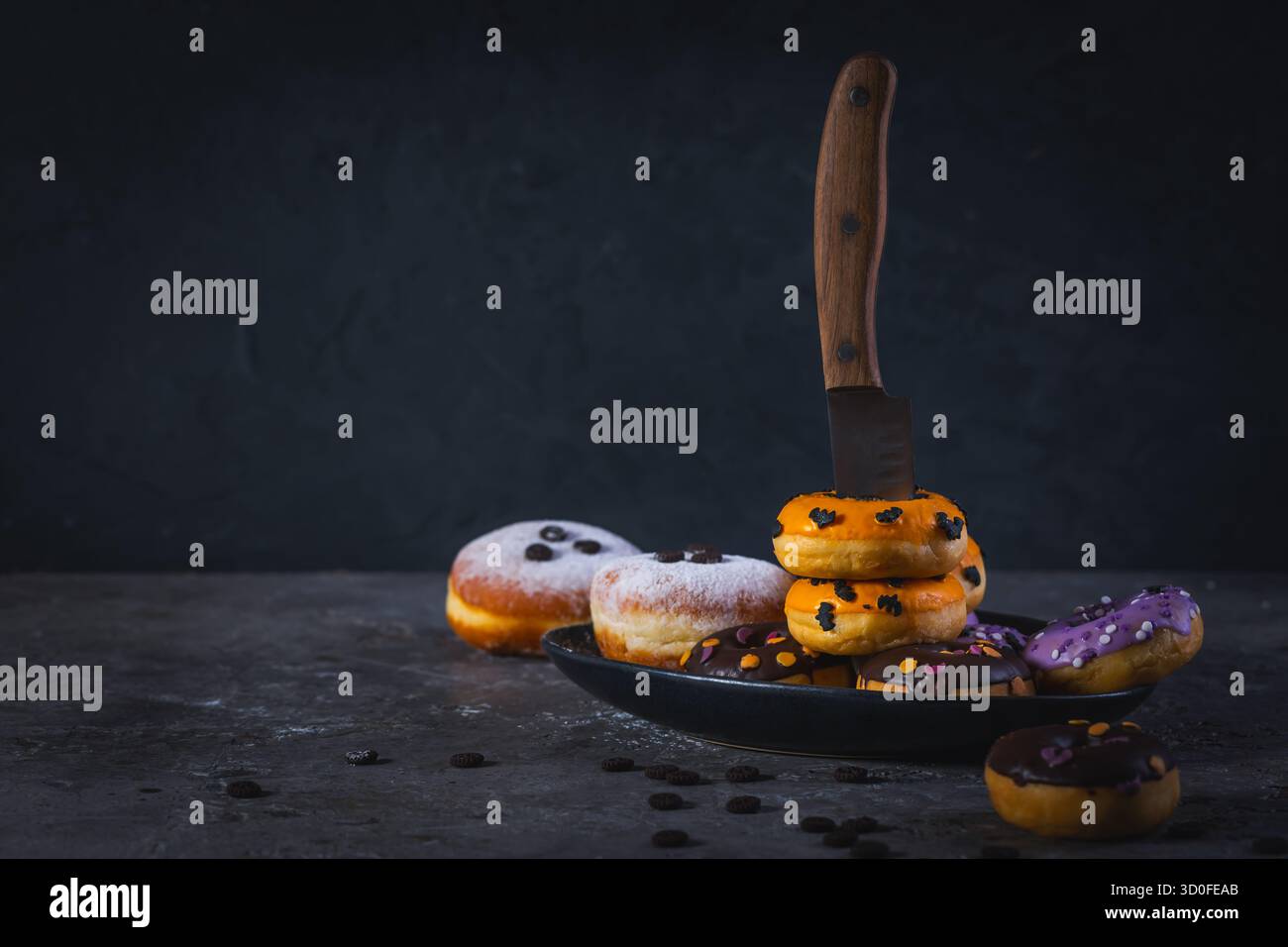 Beignets d'Halloween sur la table de cuisine, dans des couleurs sombres Banque D'Images