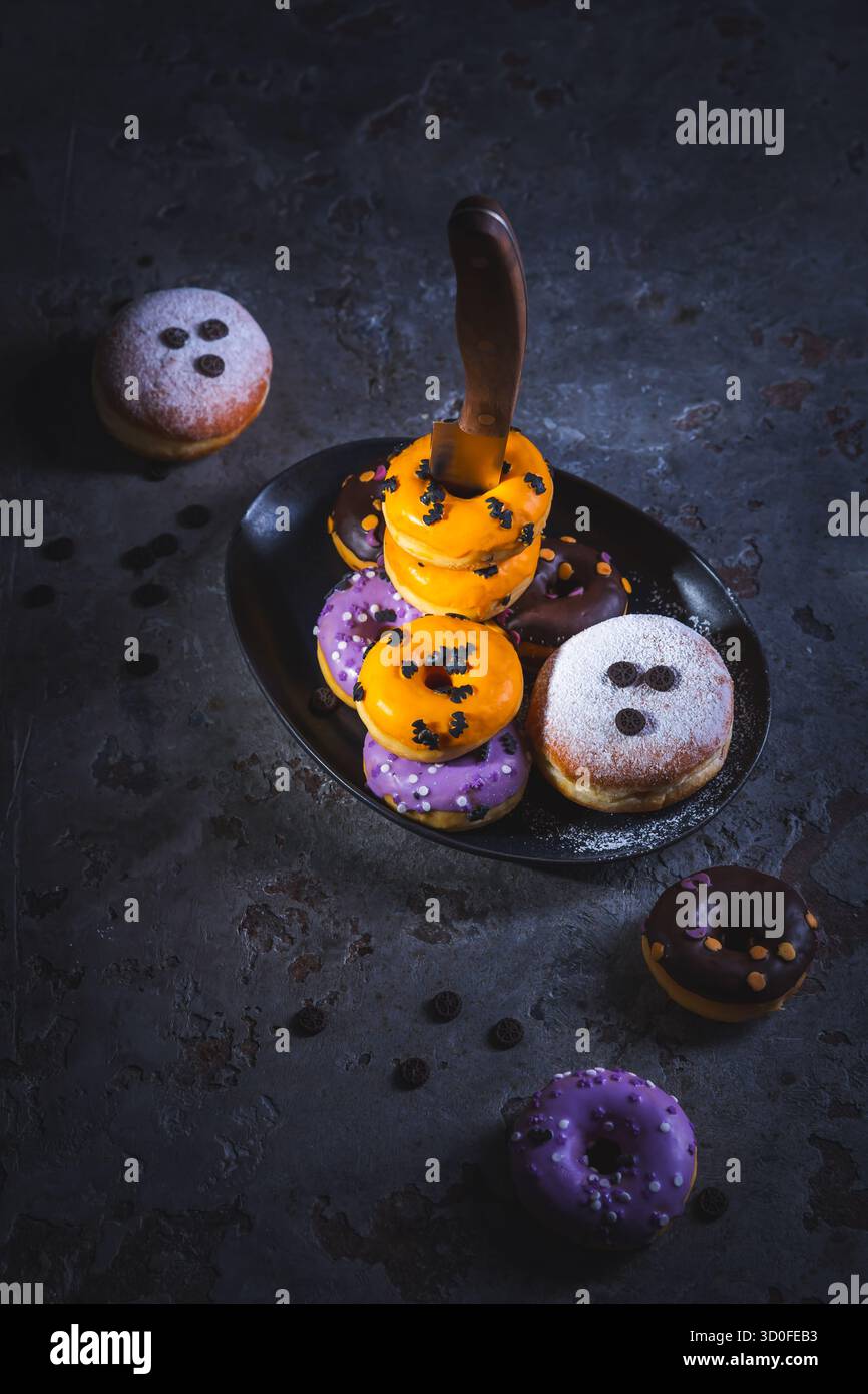 Beignets d'Halloween sur la table de cuisine, dans des couleurs sombres Banque D'Images