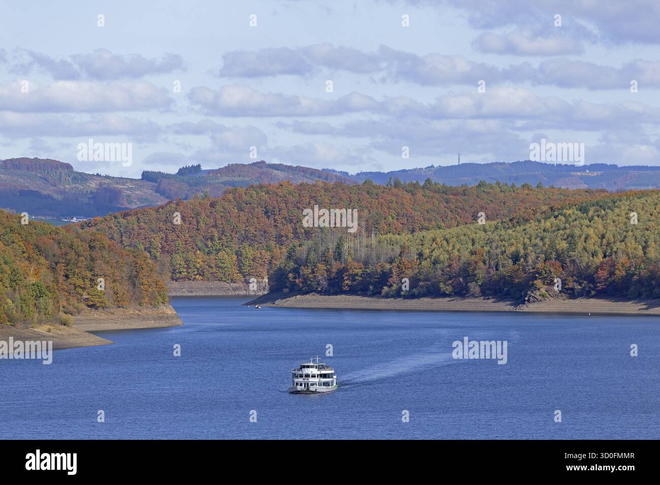 Bateau d'excursion, Biggesee près de Sondern, Olpe, Sauerland, Rhénanie du Nord-Westphalie, Allemagne Banque D'Images Bateau d'excursion, Biggesee près de Sondern, Olpe, Sauerland, Rhénanie du Nord-Westphalie, Allemagne Banque D'Images