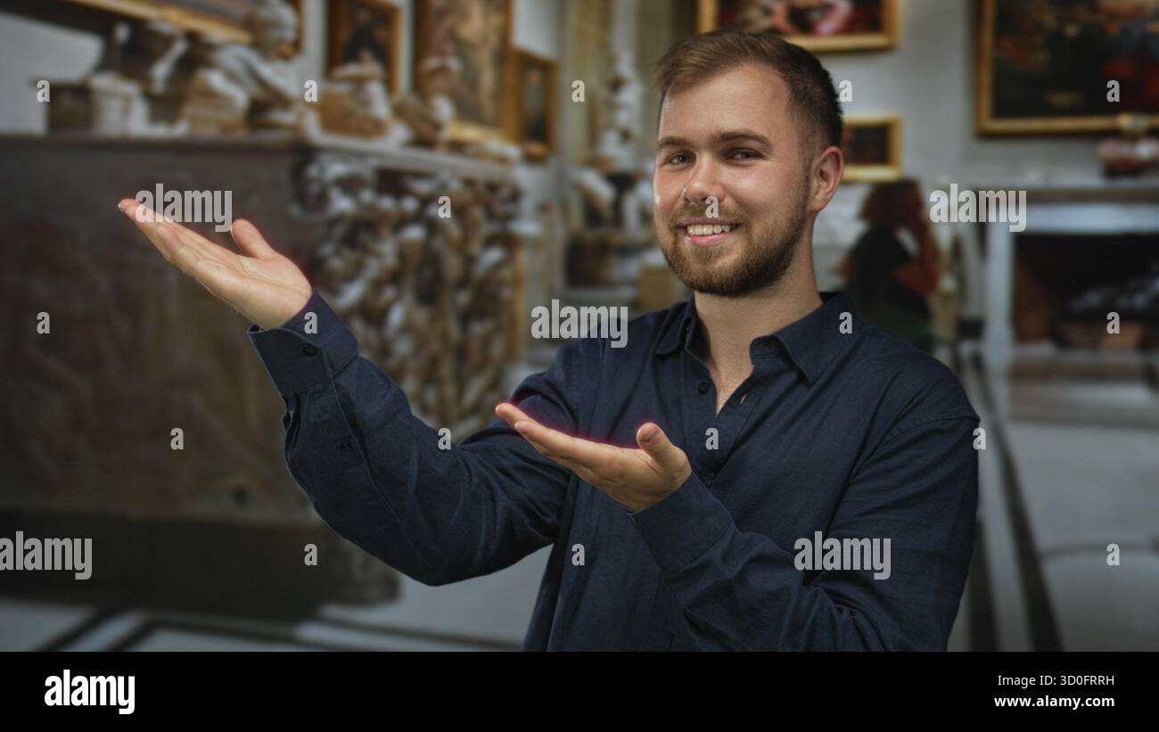 Homme souriant et présentant avec des mains ouvertes geste à l'intérieur de l'église ornée de peintures et sculptures ; sérénité. Banque D'Images Homme souriant et présentant avec des mains ouvertes geste à l'intérieur de l'église ornée de peintures et sculptures ; sérénité. Banque D'Images