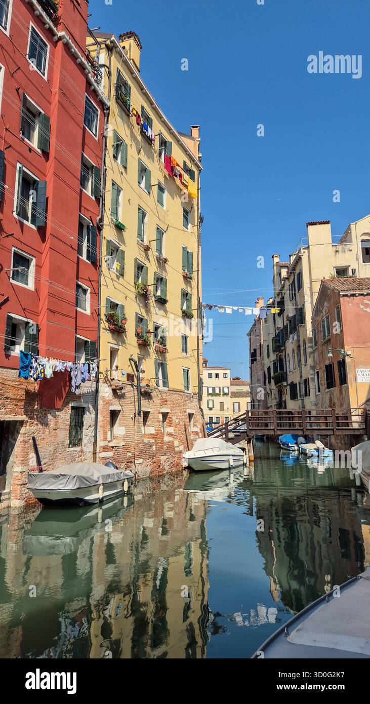 Rues étroites de Venise avec des canaux turquoise et des bâtiments colorés, paysage urbain italien pittoresque. - Image de stock capturée avec un smartphone
