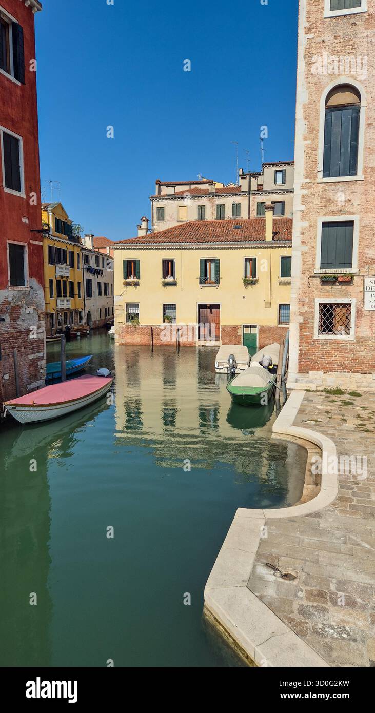 Rues étroites de Venise avec des canaux turquoise et des bâtiments colorés, paysage urbain italien pittoresque. - Image de stock capturée avec un smartphone