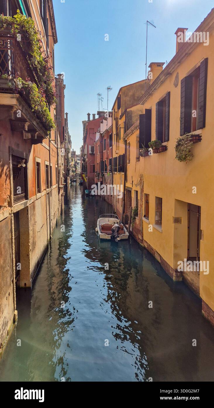 Rues étroites de Venise avec des canaux turquoise et des bâtiments colorés, paysage urbain italien pittoresque. - Image de stock capturée avec un smartphone