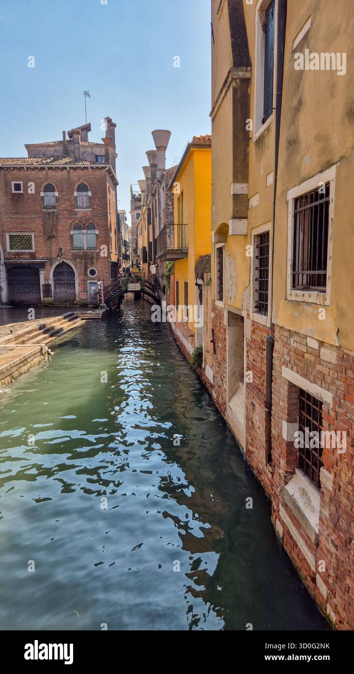 Rues étroites de Venise avec des canaux turquoise et des bâtiments colorés, paysage urbain italien pittoresque. - Image de stock capturée avec un smartphone