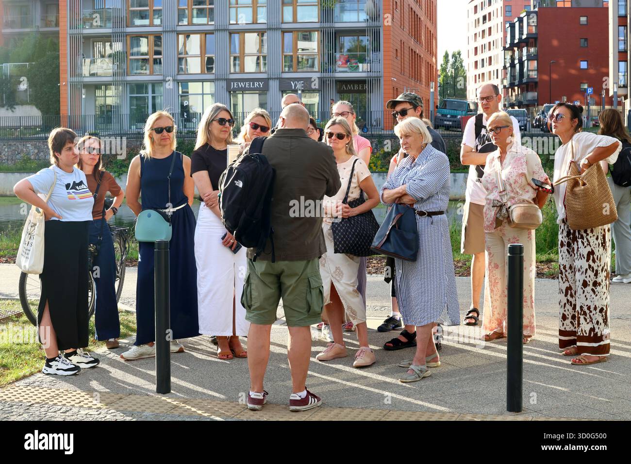 Groupe de personnes écoutant un guide touristique à l'extérieur Banque D'Images