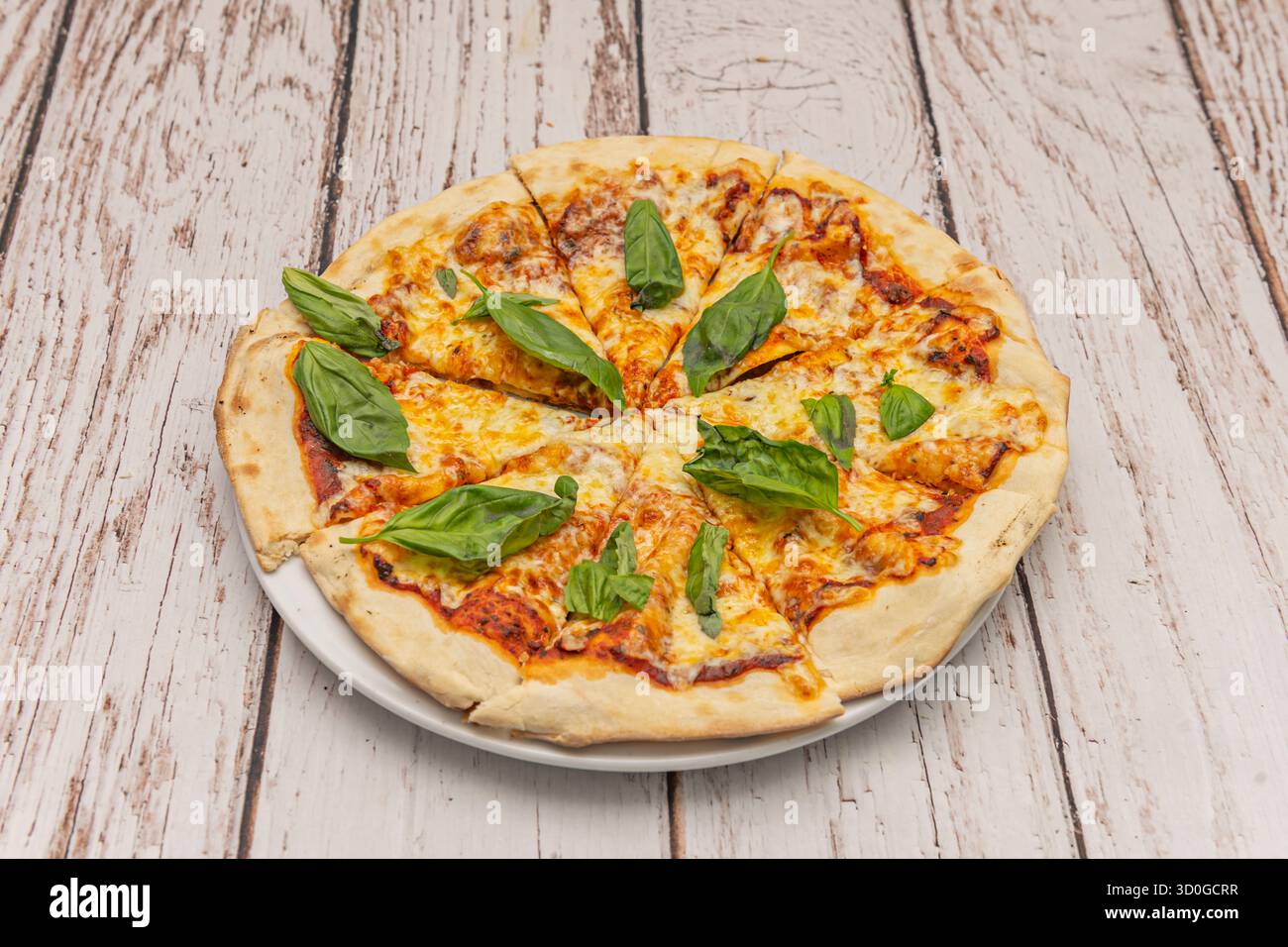 Pizza mexicaine avec bœuf épicé, haricots noirs, maïs, jalapeños et salsa à l'avocat après la cuisson Banque D'Images