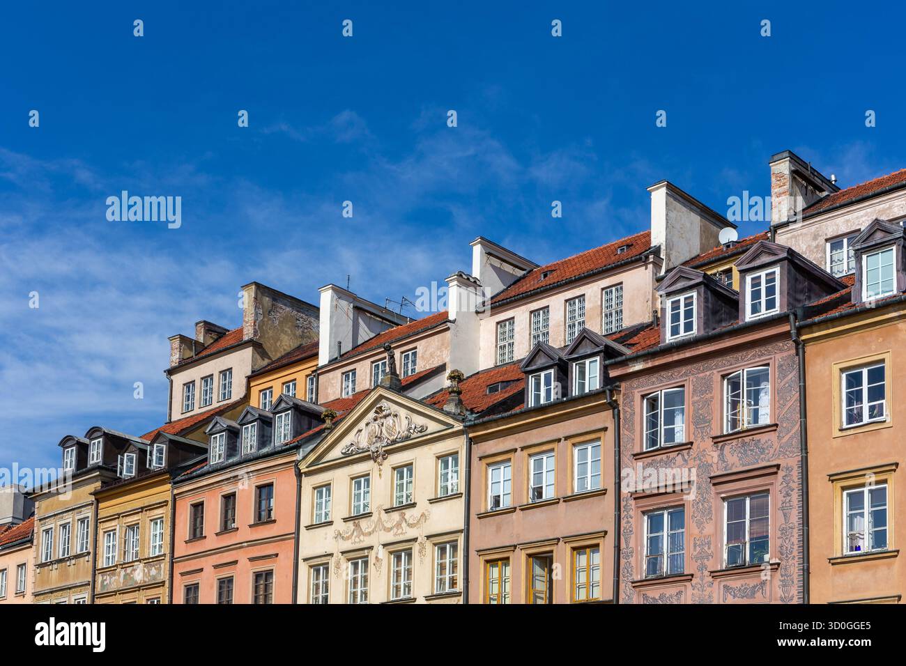 Façades colorées et toits carrelés de vieilles maisons de ville sur la place du marché de la vieille ville (Rynek Starego Miasta) à Varsovie, Pologne, avec un ciel bleu. Banque D'Images