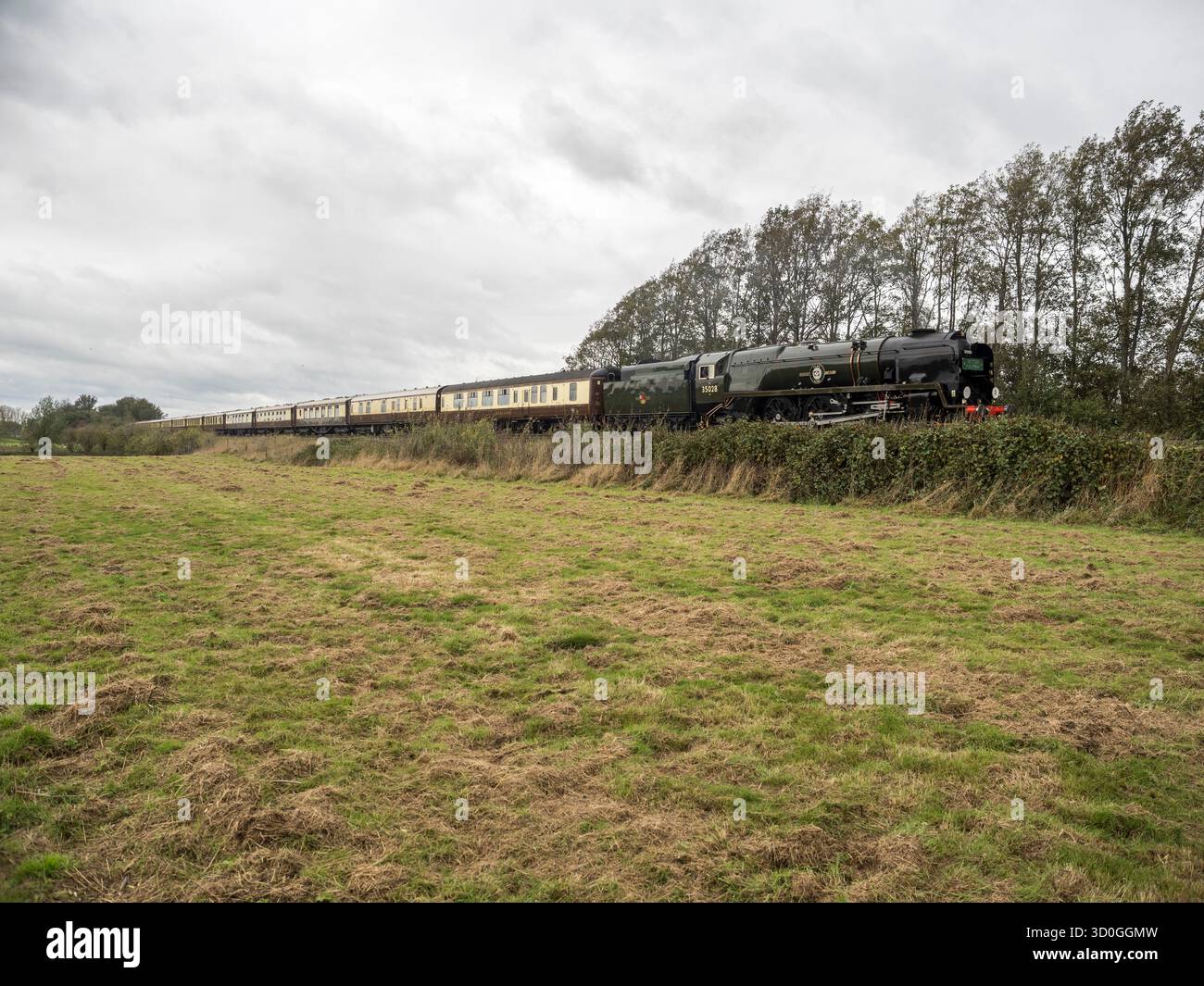 Teynham, Kent, Royaume-Uni. 23 octobre 2025. Le train à vapeur Clan Line a vu passer Teynham dans le Kent en route vers Douvres cet après-midi malgré les vents violents de la tempête Benjamin. Crédit : James Bell/Alamy Live News Banque D'Images