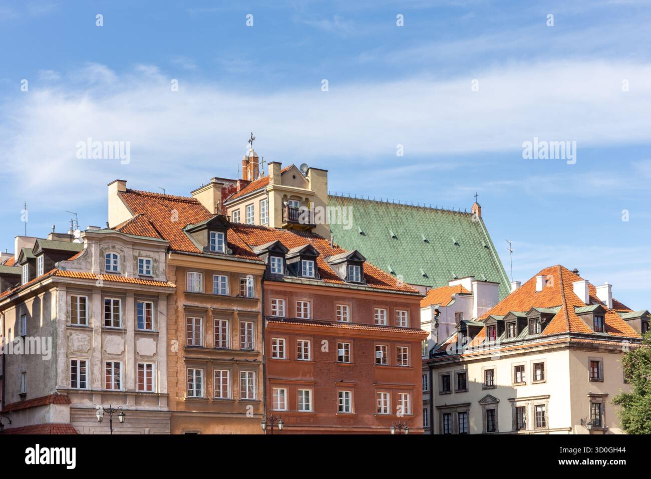 Façades colorées de maisons de ville résidentielles dans la vieille ville de Varsovie avec des toits de tuiles, Pologne. Banque D'Images